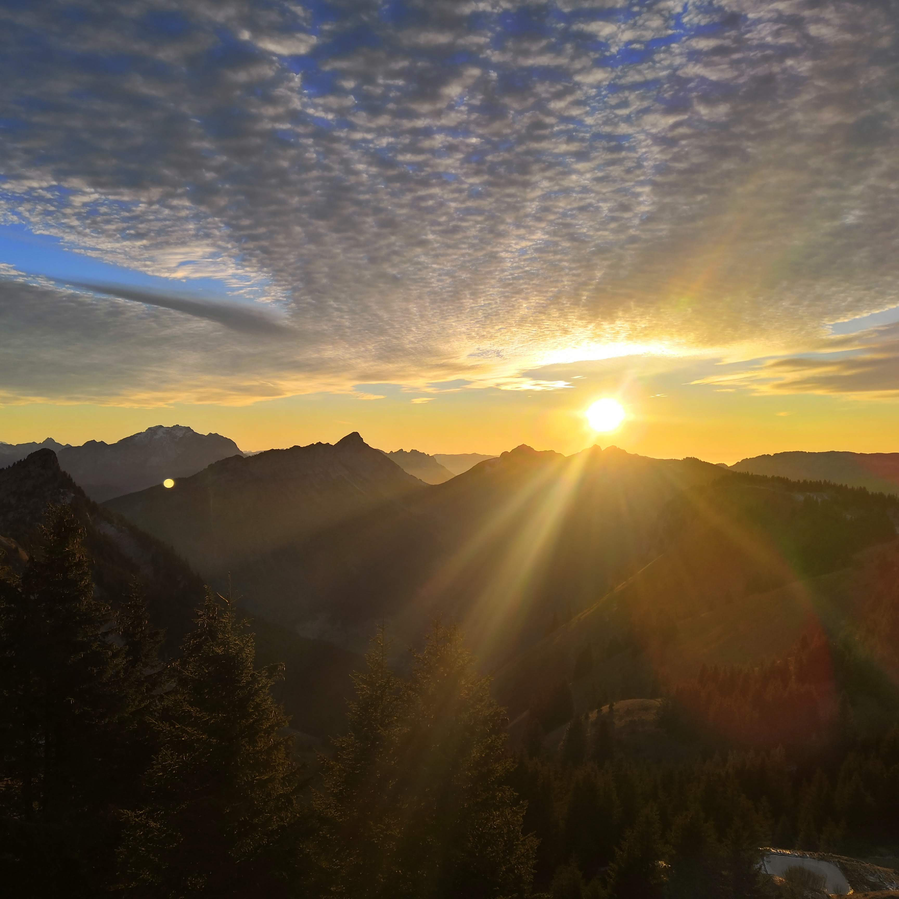 Lever de soleil sur l'alpage — timelapse mayze.fr